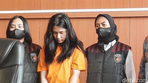 Ghisca Debora, penipu tiket Coldplay ditahan Polres Metro Jakpus (Annisa Aulia/detikcom)