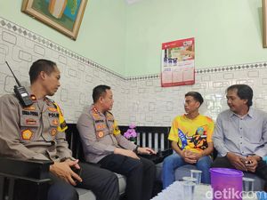 Kapolres Gresik Jenguk Suporter Korban Ricuh: Kami Minta Maaf Kapolres Gresik Jenguk Suporter Korban Ricuh: Kami Minta Maaf