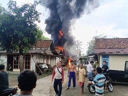 Kios Bensin di Jatilawang Banyumas Terbakar, Pemilik Luka Bakar 50 Persen