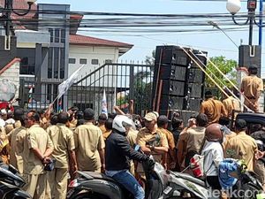 Kades-Perangkat Desa di Brebes Demo Minta Penambahan Alokasi Dana Desa