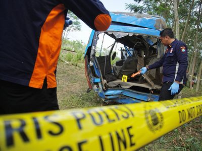 Kondisi Elf yang Tertabrak KA Probowangi di Lumajang