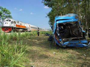 Pemkot Surabaya Akan Dampingi dan Beri Beasiswa Korban Elf Tertabrak KA