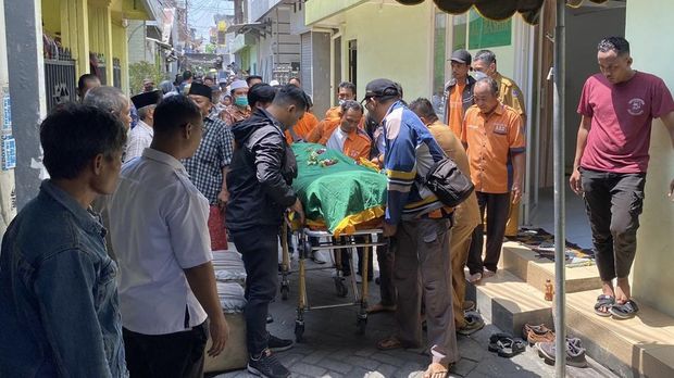 Kecelakaan maut Isuzu Elf tertabrak KA Probowangi di Dusun Prayuwana, Desa Ranupakis, Klakah Lumajang Minggu (19/12) malam menewaskan 11 orang.