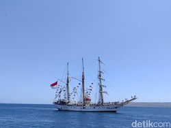 Yuk, Lihat Kemegahan KRI Dewaruci Sedang Sandar di Tanjungwangi Banyuwangi