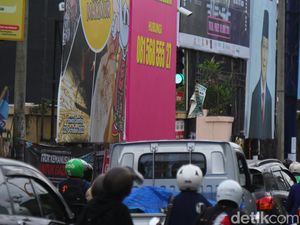 Duh! Pengendara Sambat Lampu Bangjo Gejayan Sleman Tertutup Baliho