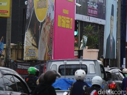Duh! Pengendara Sambat Lampu Bangjo Gejayan Sleman Tertutup Baliho