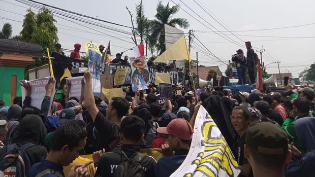 Massa geruduk Kantor Camat Parungpanjang, protes keberadaan truk tambang yang bikin jalan rusak.