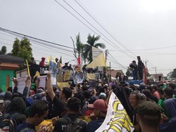 Aparat Jaga 2 Titik Parungpanjang Cegah Truk Lintas di Luar Jam Operasi