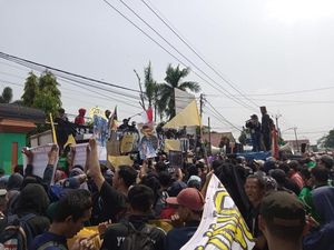 Aparat Jaga 2 Titik Parungpanjang Cegah Truk Lintas di Luar Jam Operasi Aparat Jaga 2 Titik Parungpanjang Cegah Truk Lintas di Luar Jam Operasi