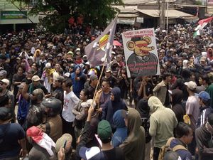 Truk Tambang Bikin Jalan Rusak, Massa Geruduk Kantor Camat Parungpanjang