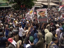 Truk Tambang Bikin Jalan Rusak, Massa Geruduk Kantor Camat Parungpanjang