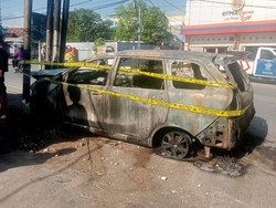 Mobil Bawa Pertalite Terbakar, Sopir Panik Tabrak Tiang Telepon