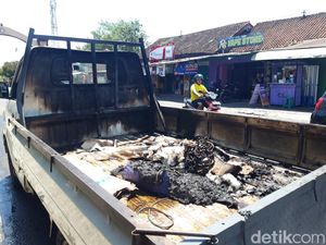Kagetnya Sopir Pikap di Boyolali Ini, Muatan Sofa Bed-Kasur Tiba-tiba Terbakar