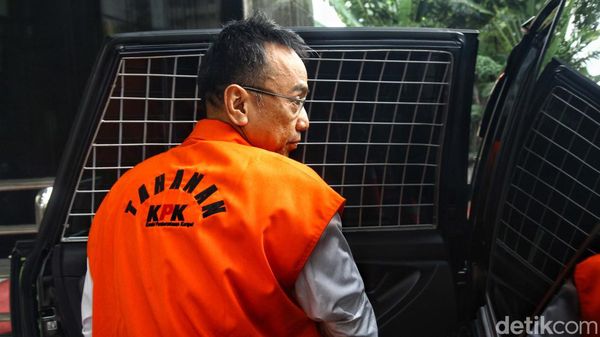 Momen Tersangka Korupsi Bansos Diborgol dan Masuk Mobil Tahanan
