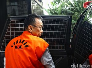 Momen Tersangka Korupsi Bansos Diborgol dan Masuk Mobil Tahanan