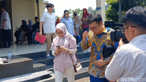 Okie Agustina dan Gunawan Dwi Cahyo saat mendatangi Pengadilan Agama Bogor.