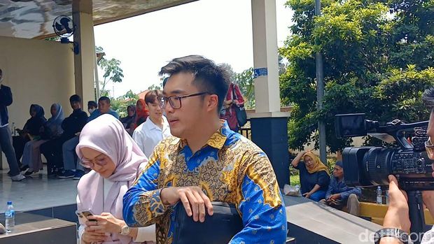 Okie Agustina dan Gunawan Dwi Cahyo saat mendatangi Pengadilan Agama Bogor.