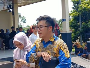 Penampakan Okie Agustina dan Gunawan Hadiri Sidang Perdana Cerai Penampakan Okie Agustina dan Gunawan Hadiri Sidang Perdana Cerai