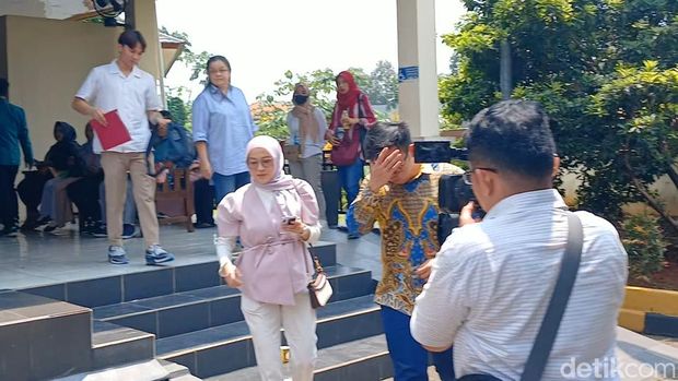 Okie Agustina dan Gunawan Dwi Cahyo saat ditemui di Pengadilan Agama Bogor.
