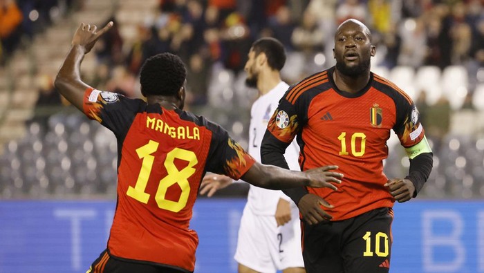 Belgiums Romelu Lukaku, right, is congratulated by Belgiums Orel Mangala after scoring his sides second goal during the Euro 2024 group F qualifying soccer match between Belgium and Azerbaijan at the King Baudouin stadium in Brussels, Sunday, Nov. 19, 2023. (AP Photo/Geert Vanden Wijngaert)