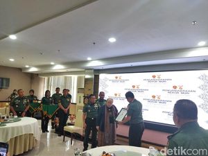 Pangkostrad Raih Penghargaan Muri atas Program TNI AD Manunggal Air Pangkostrad Raih Penghargaan Muri atas Program TNI AD Manunggal Air