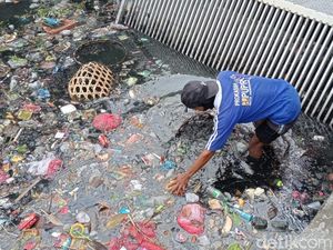 Makin Banyak Sampah di Sungai Denpasar Setelah Kebakaran TPA Suwung