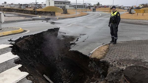 Potret Jalanan di Islandia Terbelah Akibat Aktivitas Gunung Berapi