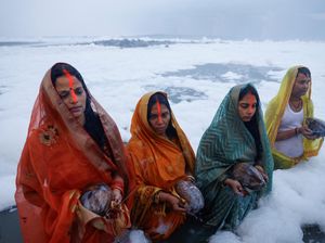 Iyuh! Sambut Festival Dewa Matahari, Sungai Suci di India Dipenuhi Busa Iyuh! Sambut Festival Dewa Matahari, Sungai Suci di India Dipenuhi Busa