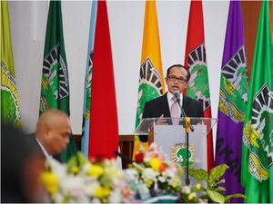 Efa Yonnedi Resmi Dilantik Jadi Rektor Unand Gantikan Yuliandri Efa Yonnedi Resmi Dilantik Jadi Rektor Unand Gantikan Yuliandri