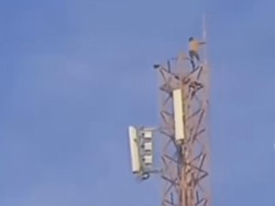 Remaja Mabuk Lem Panjat Menara 100 Meter, Turun Usai Dibujuk Pakai Rokok