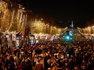 Kemilau Lampu Natal Bertema Perdamaian di Roma