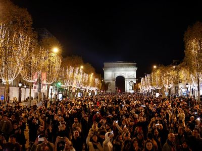 Ribuan Orang Meriahkan Pembukaan Lampu Natal di Jalanan Paris