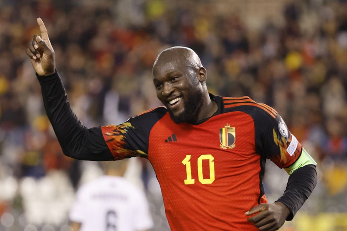 Belgiums Romelu Lukaku, right, celebrates after scoring his sides third goal during the Euro 2024 group F qualifying soccer match between Belgium and Azerbaijan at the King Baudouin stadium in Brussels, Sunday, Nov. 19, 2023. (AP Photo/Geert Vanden Wijngaert)