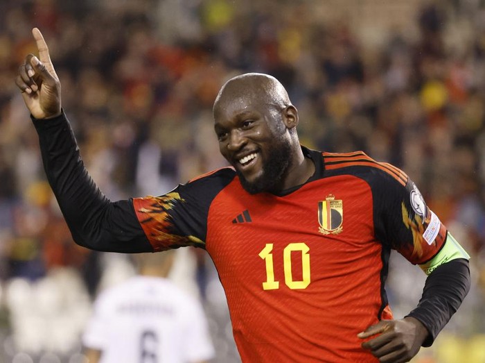 Belgium's Romelu Lukaku, right, celebrates after scoring his sides third goal during the Euro 2024 group F qualifying soccer match between Belgium and Azerbaijan at the King Baudouin stadium in Brussels, Sunday, Nov. 19, 2023. (AP Photo/Geert Vanden Wijngaert)