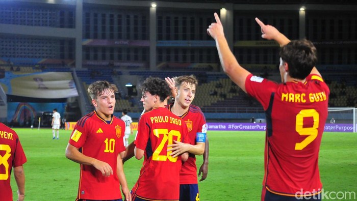 Selebrasi Marc Guiu usai bawa Timnas Spanyol U-17 berbalik unggul 2-1 atas Jepang di Piala Dunia U-17 di Stadion Manahan Solo, Senin (20/11/2023).