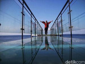 Sensasi Berekspresi di Jembatan Kaca Bulukumba