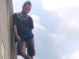 Aksi Pitri Lompat dari Lantai 3 Ruko di Jambi Usai Kepergok Mencuri Aksi Pitri Lompat dari Lantai 3 Ruko di Jambi Usai Kepergok Mencuri