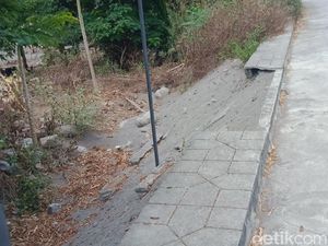 Duh! Tanggul Sungai Woro Klaten Rusak Dikeruk Penambang Pasir Liar Duh! Tanggul Sungai Woro Klaten Rusak Dikeruk Penambang Pasir Liar