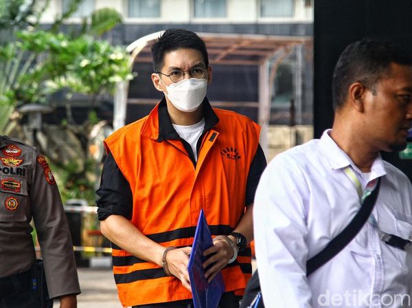 Tatapan Tersangka Korupsi Bansos Beras saat Diperiksa KPK
