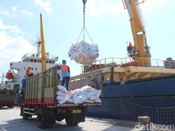 6.900 Ton Beras Impor Asal Vietnam Masuk Pelabuhan Tanjungwangi