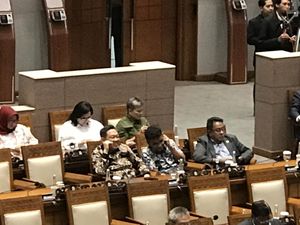 Momen Ribka Tjiptaning PDIP Protes Saat Yasonna Telat ke Paripurna DPR Momen Ribka Tjiptaning PDIP Protes Saat Yasonna Telat ke Paripurna DPR