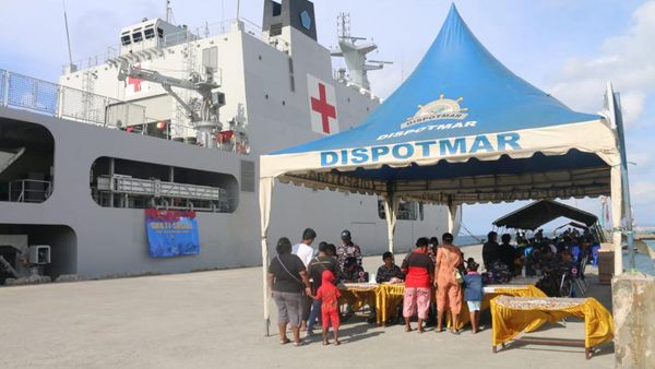 Antusias Warga Biak Papua Datangi Kapal Rumah Sakit Angkatan Laut