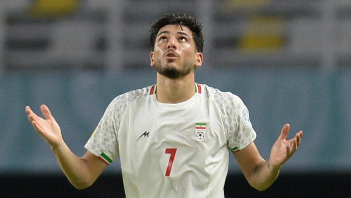Pesepak bola Timnas Maroko Ayoub Chaikhoun (kedua kanan) berebut bola dengan pesepak bola Timnas Iran Esmaeil Gholizadeh dalam pertandingan babak 16 besar Piala Dunia U-17 2023 di Stadion Gelora Bung Tomo,Surabaya, Selasa(21/11/2023). ANTARA FOTO/Ari Bowo Sucipto/nym.