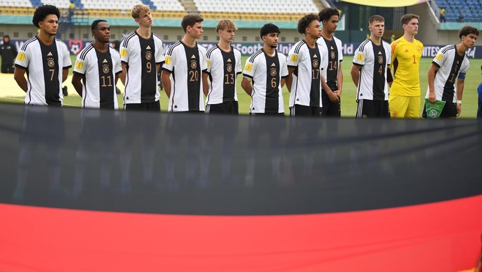 Babak 16 Besar Piala Dunia U-17: Jerman melawan Amerika Serikat Pesepak bola Timnas Jerman menyanyikan lagu kebangsaan sebelum pertandingan babak 16 besar Piala Dunia U-17 2023 melawan Amerika Serikat di Stadion Si Jalak Harupat, Kabupaten Bandung, Jawa Barat, Selasa (21/11/2023). ANTARA FOTO/M Agung Rajasa/rwa.