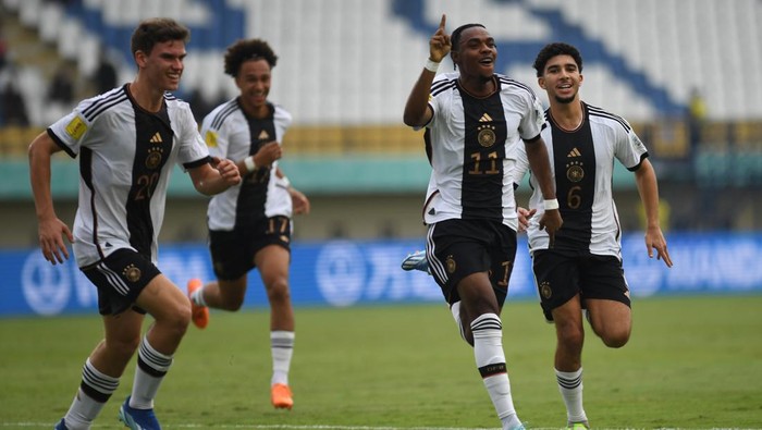 Babak 16 Besar Piala Dunia U-17: Jerman melawan Amerika Serikat Pesepak bola Timnas Jerman menyanyikan lagu kebangsaan sebelum pertandingan babak 16 besar Piala Dunia U-17 2023 melawan Amerika Serikat di Stadion Si Jalak Harupat, Kabupaten Bandung, Jawa Barat, Selasa (21/11/2023). ANTARA FOTO/M Agung Rajasa/rwa.