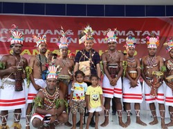 Keliling Papua, Ganjar Diangkat Jadi Keluarga Tokoh Adat Jayapura