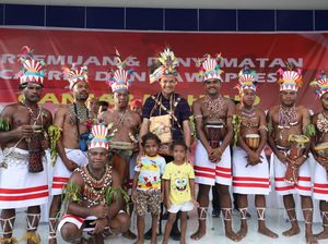 Keliling Papua, Ganjar Diangkat Jadi Keluarga Tokoh Adat Jayapura Keliling Papua, Ganjar Diangkat Jadi Keluarga Tokoh Adat Jayapura