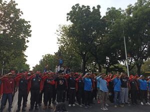 Buruh Nyanyi Indonesia Raya Bareng Polisi Sebelum Bubar Demo di Balkot DKI