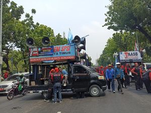Buruh Demo di Balai Kota DKI Jelang Pengumuman UMP 2024