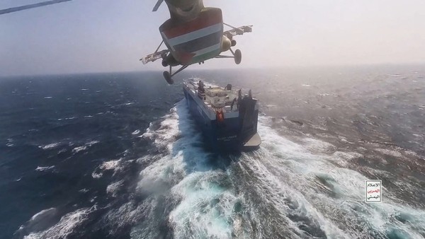 Detik-detik Houthi Bajak Kapal Israel di Laut Merah Houthi fighters open the door of the cockpit on the ships deck in the Red Sea in this photo released November 20, 2023. Houthi Military Media/Handout via REUTERS THIS IMAGE HAS BEEN SUPPLIED BY A THIRD PARTY